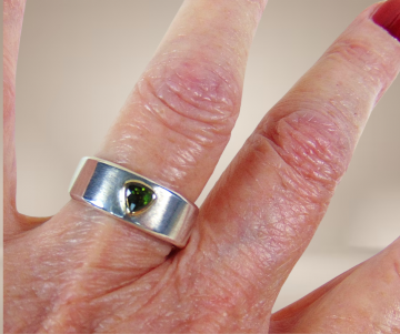 1 design brede ring 925 mat zilver 14k 585 goud peridot driehoek beige achtergrond