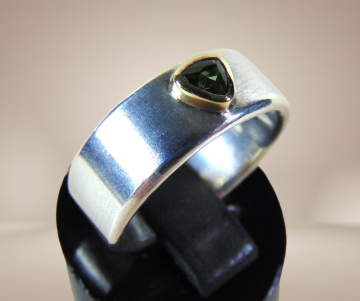 1 design brede ring 925 mat zilver 14k 585 goud peridot driehoek beige achtergrond 1