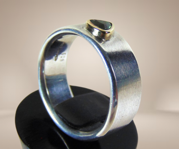 1 design brede ring 925 mat zilver 14k 585 goud peridot driehoek beige achtergrond 2