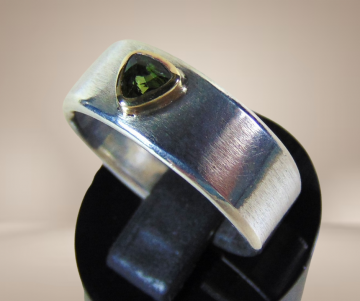 1 design brede ring 925 mat zilver 14k 585 goud peridot driehoek beige achtergrond 3