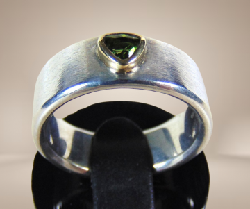 1 design brede ring 925 mat zilver 14k 585 goud peridot driehoek beige achtergrond 4