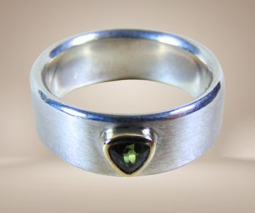 1 design brede ring 925 mat zilver 14k 585 goud peridot driehoek beige achtergrond 5