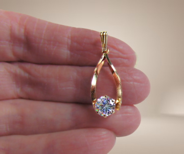 120 14kgf art deco hanger met zirkonia beige achtergrond 5