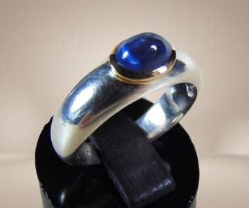 13 design ring 925 glans zilver 14k goud saffier cabochon beige achtergrond 1