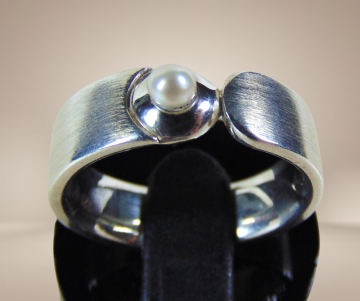 14 design ring 925 mat zilver parel beige achtergrond 1