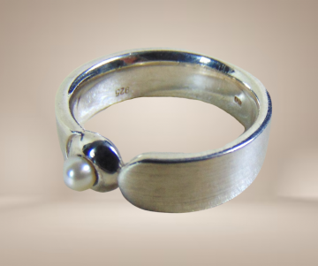 14 design ring 925 mat zilver parel beige achtergrond 2