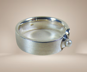 14 design ring 925 mat zilver parel beige achtergrond 3