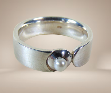 14 design ring 925 mat zilver parel beige achtergrond 4