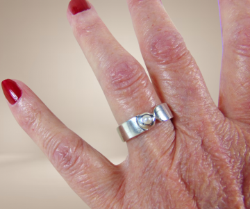 14 design ring 925 mat zilver parel beige achtergrond 5