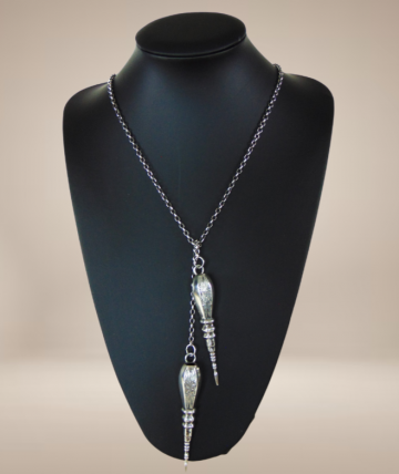 1800 antieke zilveren lange gravure breidoppen horloge ketting beige achtergrond