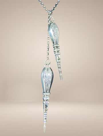 1800 antieke zilveren lange gravure breidoppen horloge ketting beige achtergrond 2