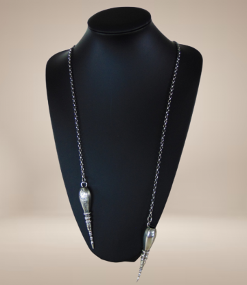 1800 antieke zilveren lange gravure breidoppen horloge ketting beige achtergrond 3