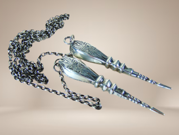 1800 antieke zilveren lange gravure breidoppen horloge ketting beige achtergrond 4