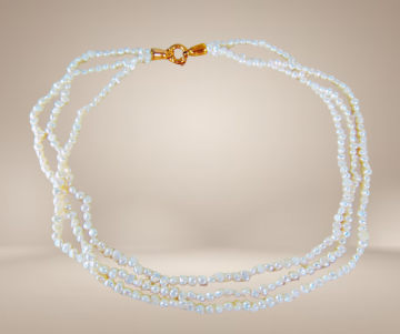 3 strengen zoetwater parel ketting verguld slot beige achtergrond
