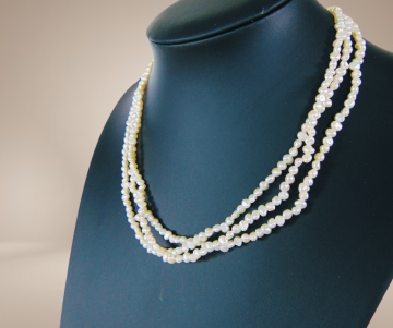 3 strengen zoetwater parel ketting verguld slot beige achtergrond 1