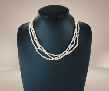 3 strengen zoetwater parel ketting verguld slot beige achtergrond 4