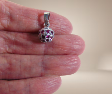 585 14k witgoud bolletje met robijn hanger beige achtergrond 1