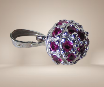 585 14k witgoud bolletje met robijn hanger beige achtergrond 2