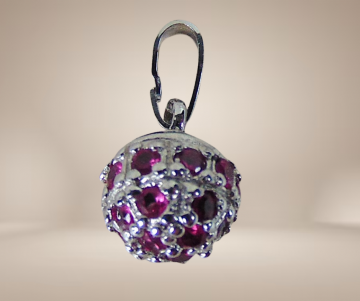 585 14k witgoud bolletje met robijn hanger beige achtergrond 3