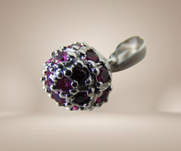 585 14k witgoud bolletje met robijn hanger beige achtergrond 4