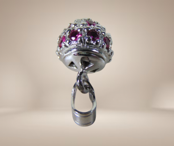 585 14k witgoud bolletje met robijn hanger beige achtergrond 5