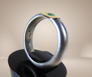 6 design brede ring 925 mat zilver 14k 585 goud smaragd facet rond beige achtergrond