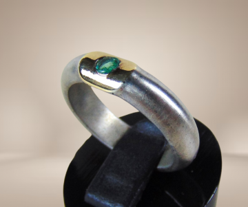 6 design brede ring 925 mat zilver 14k 585 goud smaragd facet rond beige achtergrond 1