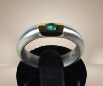 6 design brede ring 925 mat zilver 14k 585 goud smaragd facet rond beige achtergrond 2