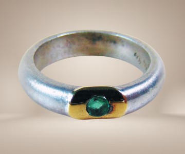 6 design brede ring 925 mat zilver 14k 585 goud smaragd facet rond beige achtergrond 3