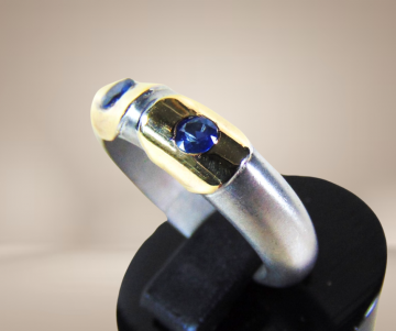 7 design bolle ring 925 mat zilver 14k 585 goud dubbel saffier beige achtergrond 1