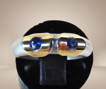 7 design bolle ring 925 mat zilver 14k 585 goud dubbel saffier beige achtergrond 2