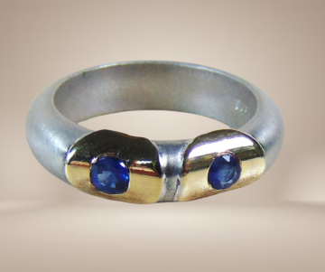 7 design bolle ring 925 mat zilver 14k 585 goud dubbel saffier beige achtergrond 3