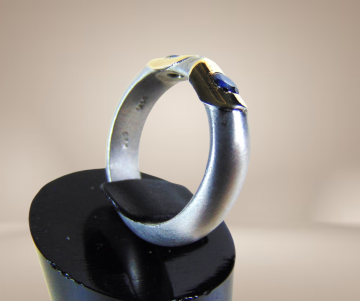 7 design bolle ring 925 mat zilver 14k 585 goud dubbel saffier beige achtergrond