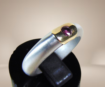 8 design ring 925 mat zilver 14k 585 goud robijn beige achtergrond