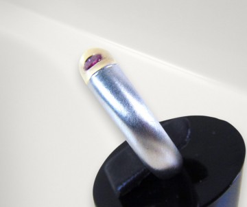 8 design ring 925 mat zilver 14k 585 goud robijn beige achtergrond 2