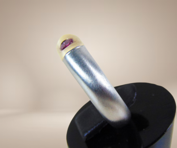 8 design ring 925 mat zilver 14k 585 goud robijn beige achtergrond 2