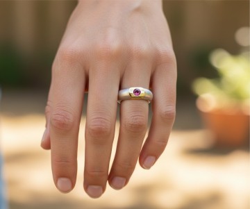 8 design ring 925 mat zilver 14k 585 goud robijn beige achtergrond 3 ai fashionmodellen1