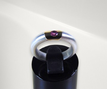8 design ring 925 mat zilver 14k 585 goud robijn beige achtergrond 4
