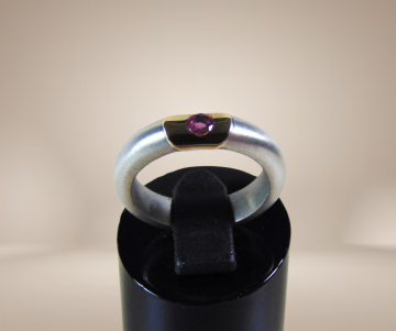 8 design ring 925 mat zilver 14k 585 goud robijn beige achtergrond 4