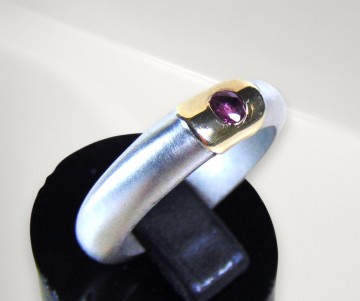 8 design ring 925 mat zilver 14k 585 goud robijn beige achtergrond