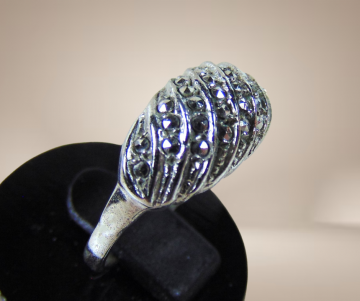 835 zilver art deco antieke bolle ring markasiet beige achtergrond