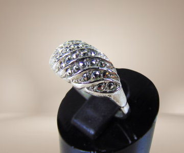 835 zilver art deco antieke bolle ring markasiet beige achtergrond 2