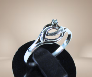 835 zilver modernist fantasie ring dun solitair steentje beige achtergrond