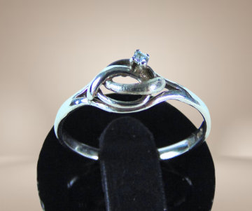 835 zilver modernist fantasie ring dun solitair steentje beige achtergrond 1