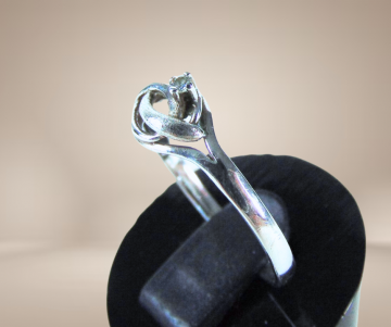 835 zilver modernist fantasie ring dun solitair steentje beige achtergrond 2