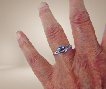 835 zilver modernist fantasie ring dun solitair steentje beige achtergrond 3