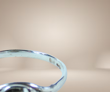 835 zilver modernist fantasie ring dun solitair steentje beige achtergrond 4