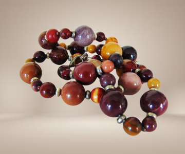 Aardetinten agaat ronde kralen ketting beige achtergrond