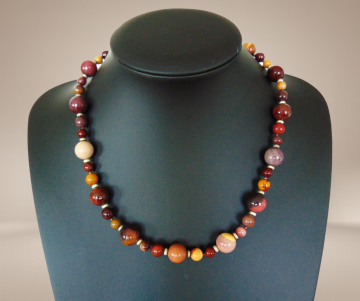 Aardetinten agaat ronde kralen ketting beige achtergrond 1