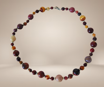 Aardetinten agaat ronde kralen ketting beige achtergrond 2